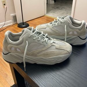 Yeezy 700 Salt only worn twice look new